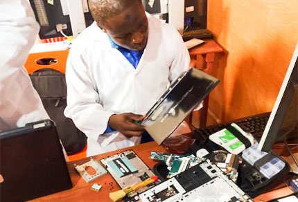 Apprenants en maintenance informatique de l'institu de formation professionnelle sainte thérèse