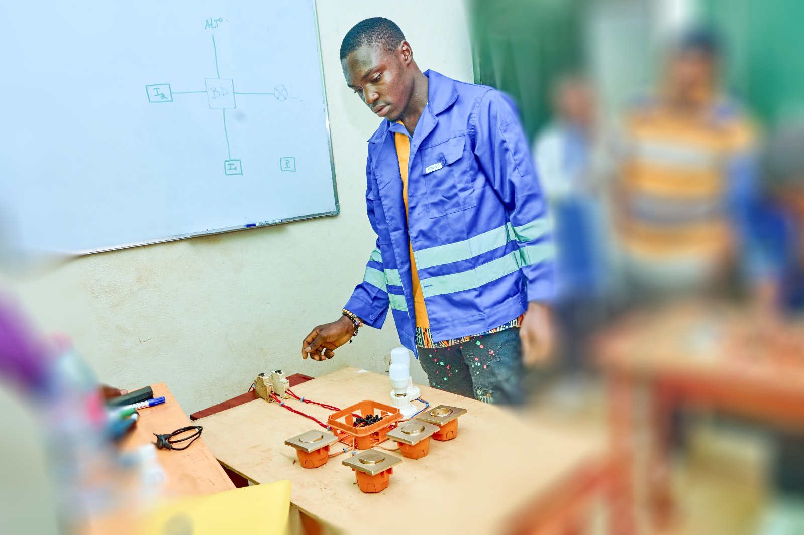 Apprenants en atelier electricité