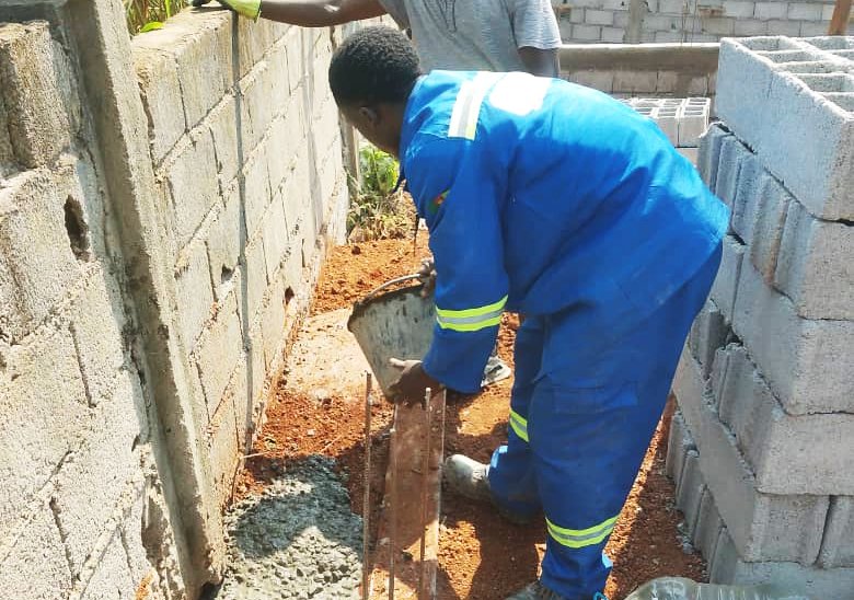 Apprenant en maçonnerie à l'institu sainte-thérèse au chantier
