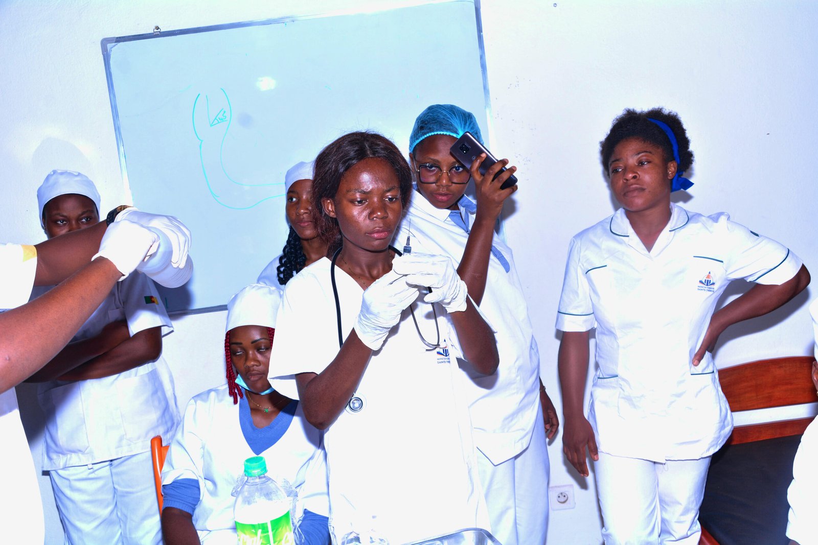 apprenants de l'institut de formation professionnelle et polytechnique sainte-thérèse en soins infirmiers